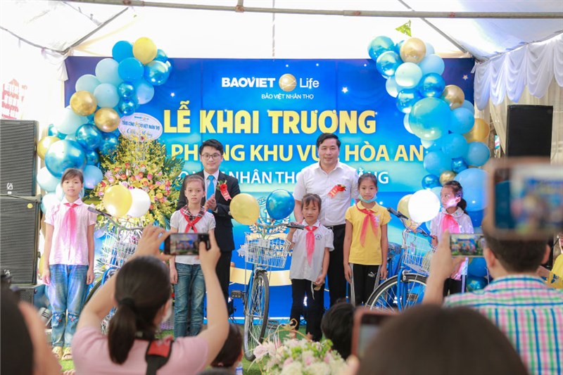 Bảo Việt Nhân thọ Cao Bằng trao tặng 20 suất học bổng cho học sinh giỏi vượt khó trên địa bàn huyện Hòa An