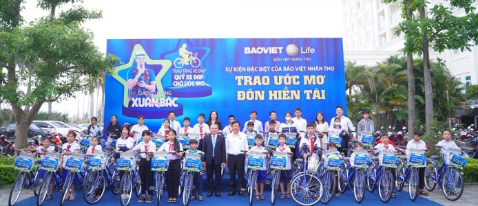 Bảo Việt Nhân thọ trao học bổng cho học sinh hiếu học tại Quảng Bình