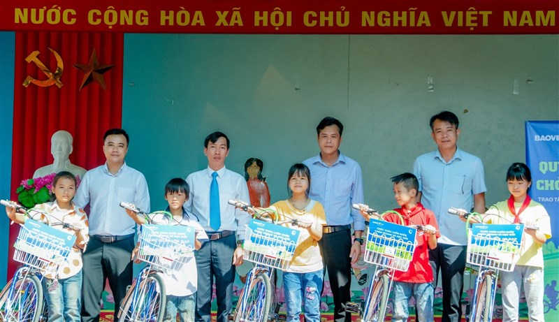 Bảo Việt Nhân Thọ Cao Bằng trao tặng 10 xe đạp cho học sinh nghèo tại huyện Hoà An