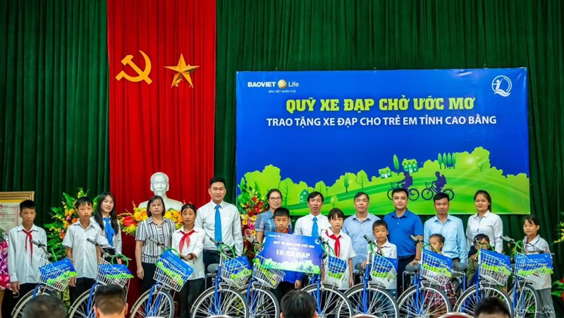 Bảo Việt Nhân thọ Cao Bằng trao học bổng "Quỹ xe đạp chở ước mơ" cho 10 học sinh vượt khó tại huyện quảng Hòa