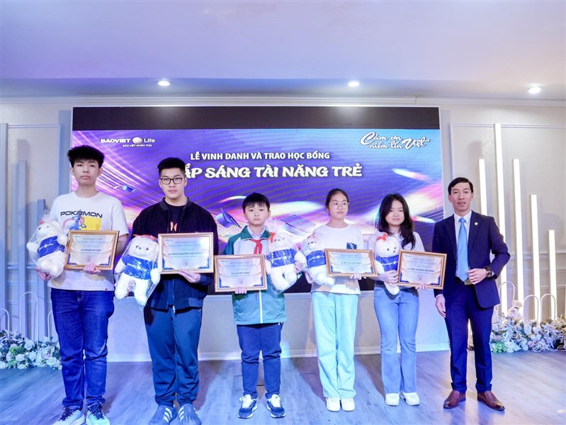 Bảo Việt Nhân thọ Cao Bằng trao học bổng "Thắp sáng tài năng trẻ" cho học sinh xuất sắc tại Cao Bằng