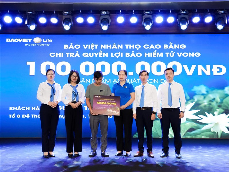Chi trả quyền lợi bảo hiểm tử vong 100 triệu đồng cho gia đình khách hàng tại Phường Thục Phán