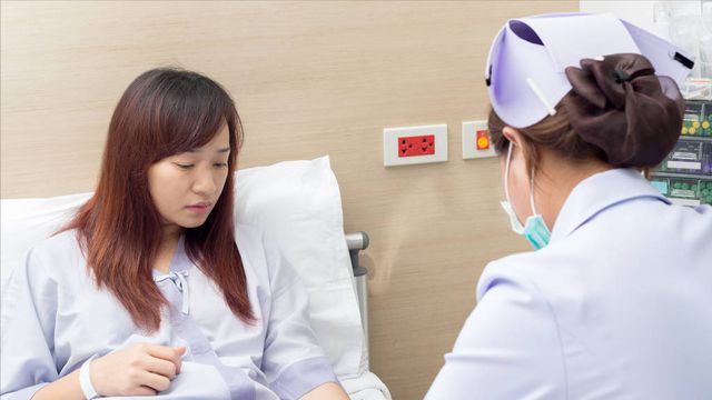 bác sĩ khám bệnh