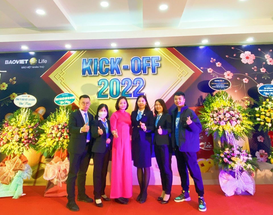 Tư vấn viên chụp hình tại Chương trình Ngày hội ra quân 2022