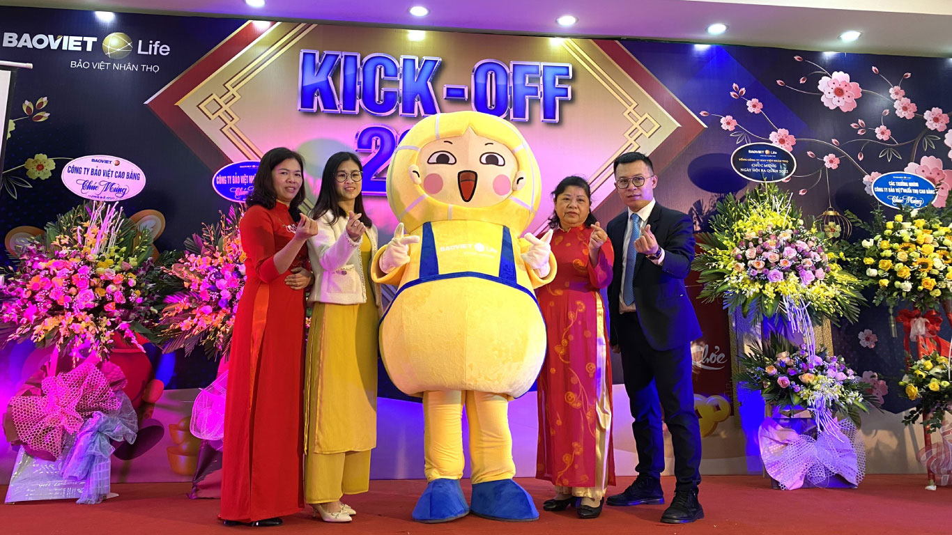 Tư vấn viên chụp hình tại Chương trình Ngày hội ra quân 2022