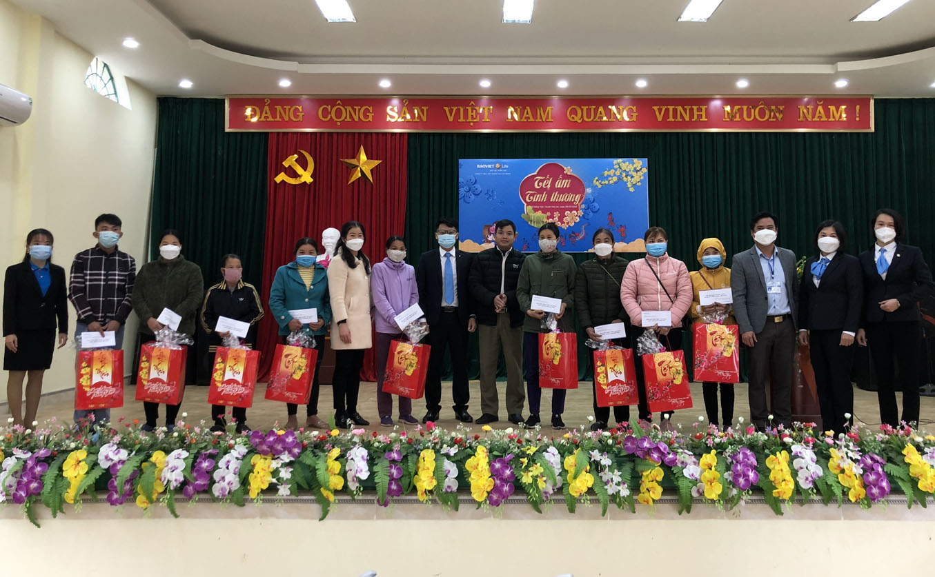 Bảo Việt Nhân thọ Cao Bằng trao quà tết tại xã Hồng Việt