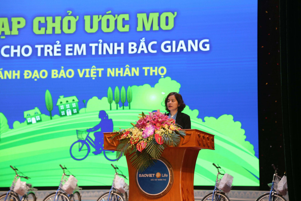 Bà Thân Hiền Anh – Chủ tịch HĐTV Tổng Công ty Bảo Việt Nhân thọ chia sẻ trong sự kiện trao xe đạp tại Bắc Giang