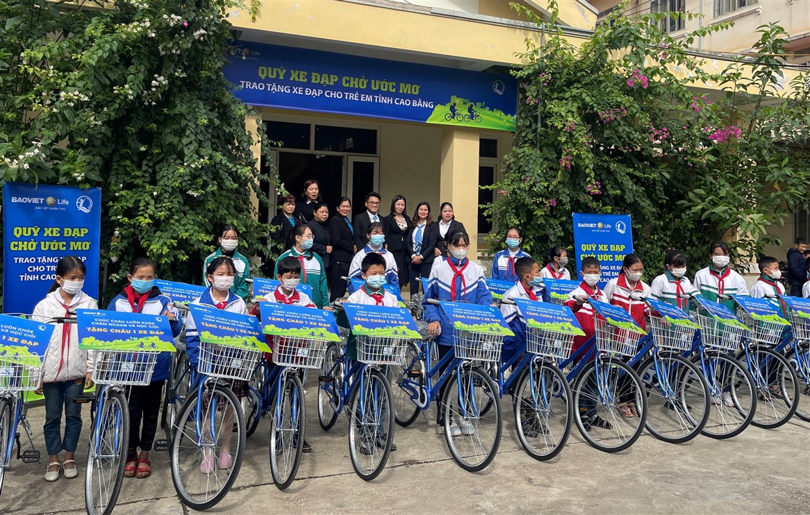 Bảo Việt Nhân thọ Cao Bằng trao tặng 40 xe đạp cho học sinh có hoàn cảnh khó khăn trên địa bàn tỉnh
