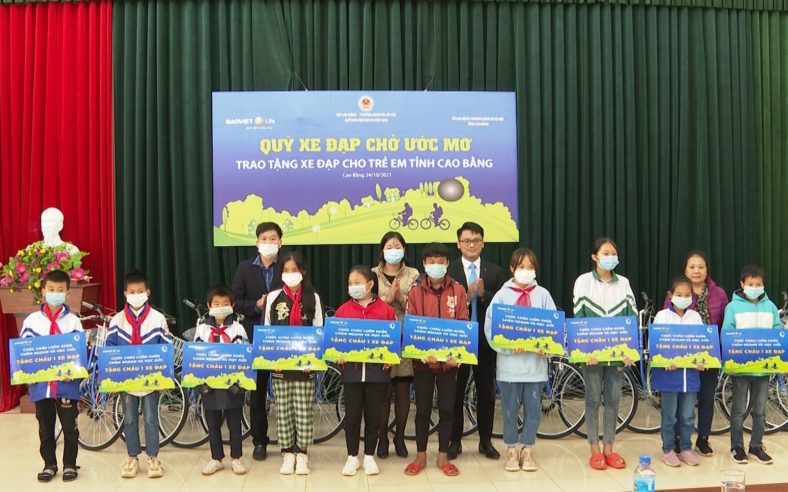 Bảo Việt Nhân thọ Cao Bằng trao tặng xe đạp cho học sinh có hoàn cảnh khó khăn trên địa bàn huyện Hòa An - Cao Bằng