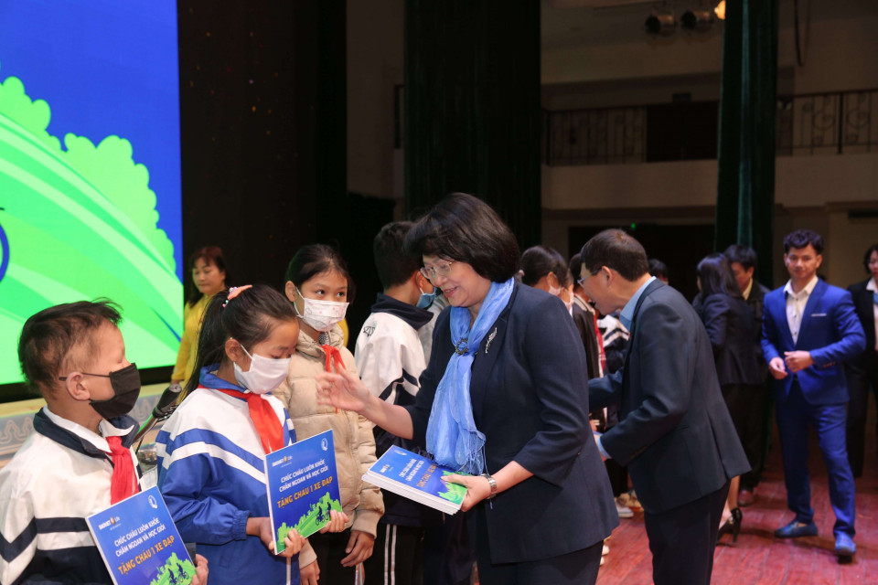 Phó Chủ tịch nước CHXHCNVN Đặng Thị Ngọc Thịnh đã đến tham dự và trực tiếp trao tặng các phần quà ý nghĩa từ “Quỹ xe đạp chở ước mơ” cho các em học sinh hiếu học có hoàn cảnh khó khăn tại tỉnh Bắc Giang