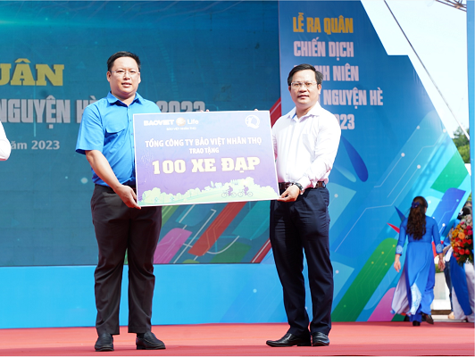 chương trình trao học bổng xe đạp của "Quỹ xe đạp chở ước mơ" tại tỉnh Cà Mau