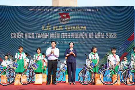 chương trình trao học bổng xe đạp của "Quỹ xe đạp chở ước mơ" tại tỉnh Cà Mau