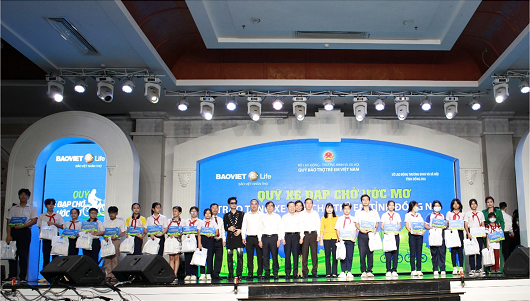 Bảo Việt Nhân thọ trao học bổng cho học sinh hiếu học tại Đồng Nai