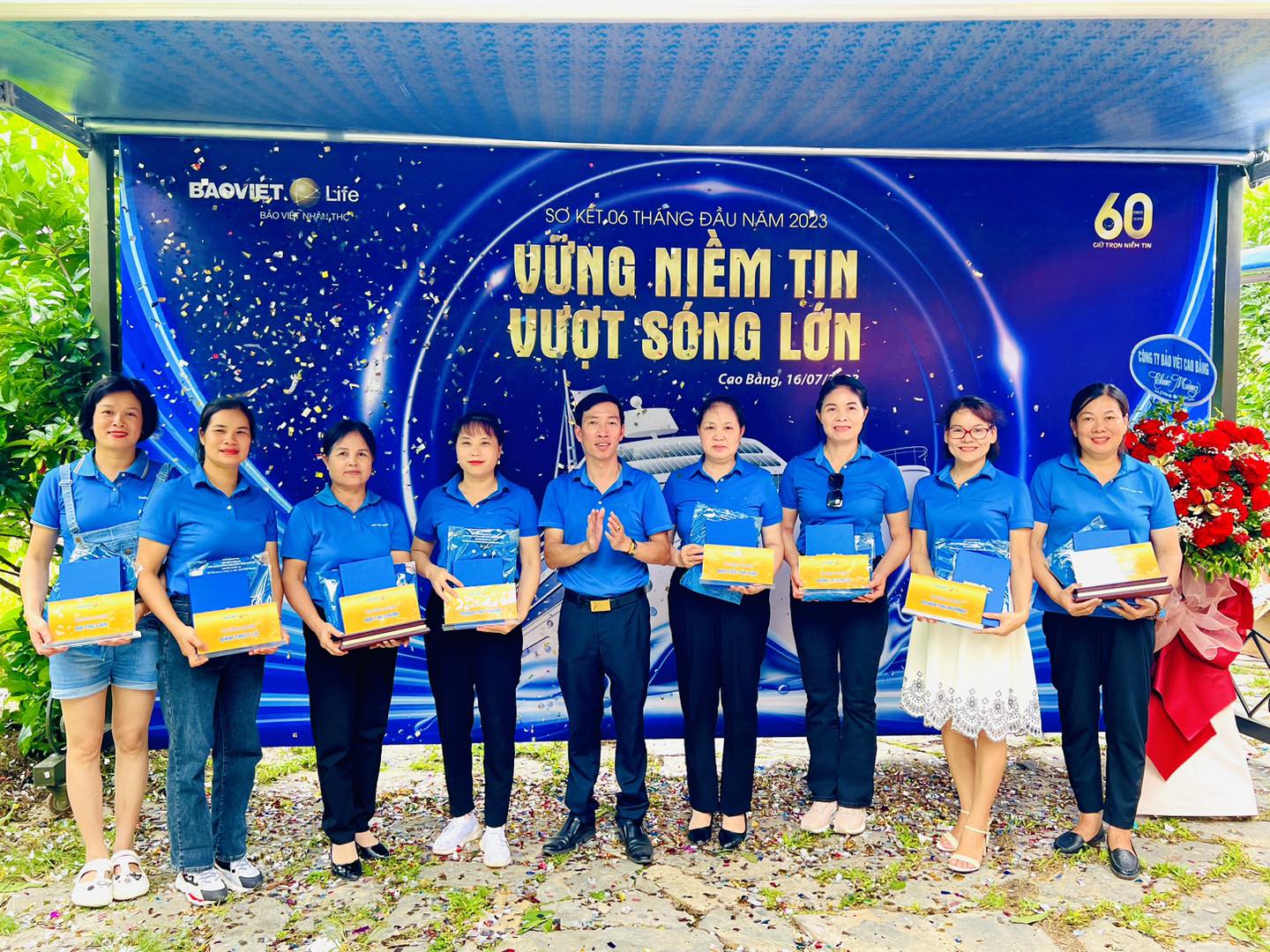 Tiếp theo chương trình gắn kết là lúc các Anh/Chị tham dự chương trình "Sơ Kết 06 tháng đầu năm 2023" cùng nhau nhìn lại những thành quả mà các Anh/Chị đã vượt khó đạt được trong Quý II/2023 và đưa ra những định hướng kinh doanh cho Quý III/2023.  Cũng như các TVV/TN xuất sắc đã được ghi nhận và tôn vinh xứng đáng. 