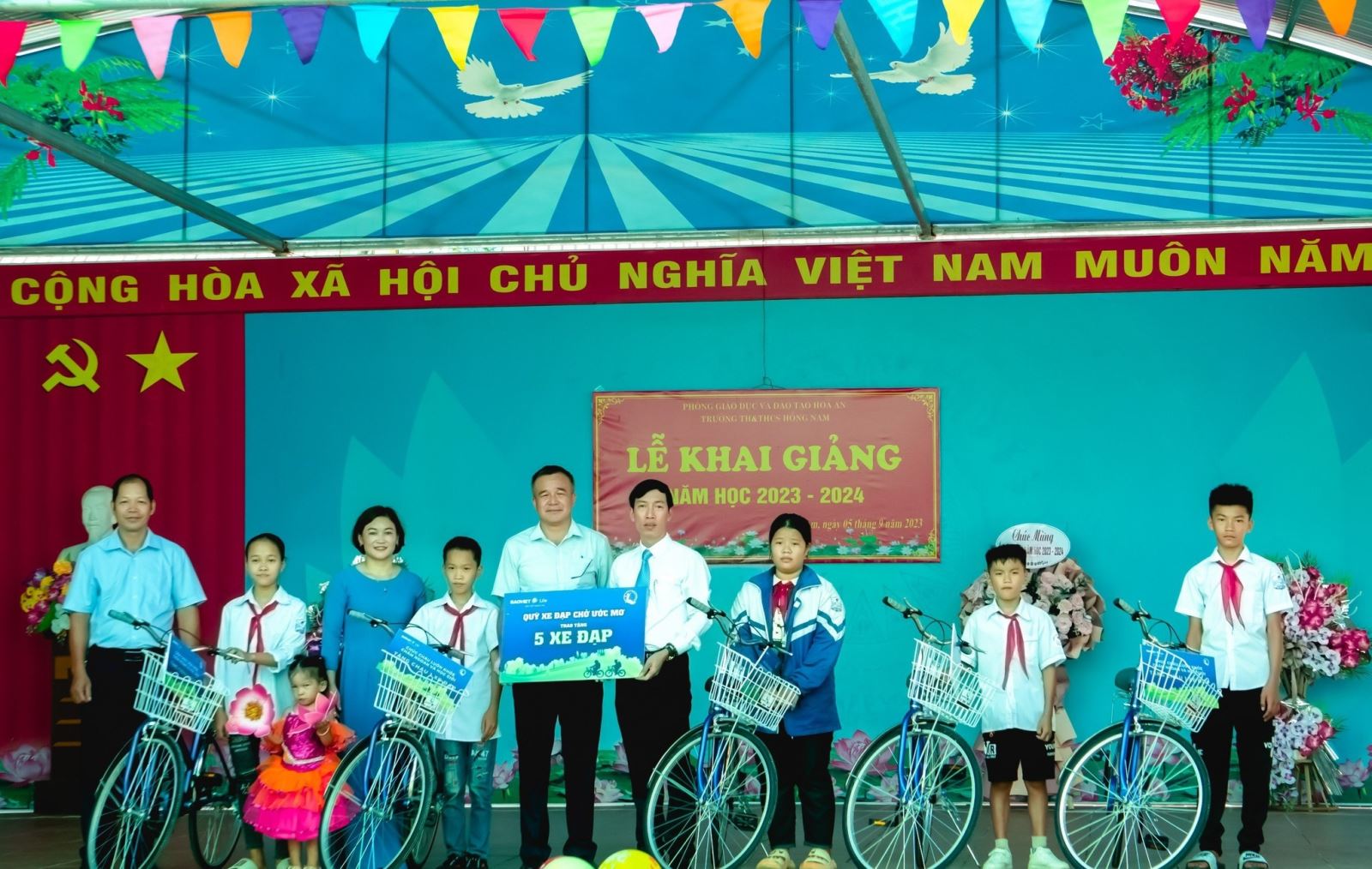 Bảo Việt Nhân Thọ Cao Bằng trao tặng 10 xe đạp cho học sinh nghèo tại huyện Hoà An.
