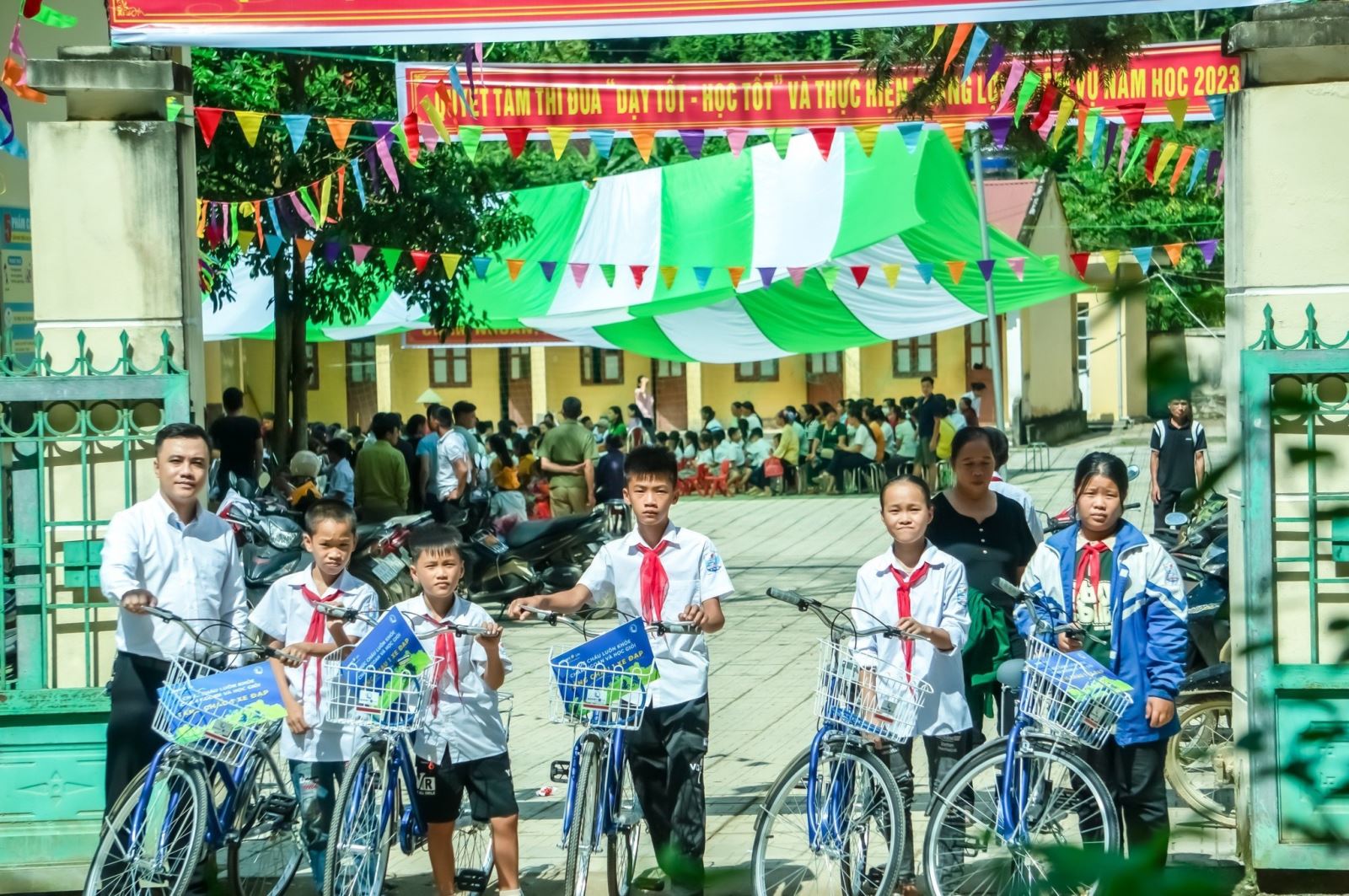 Bảo Việt Nhân Thọ Cao Bằng trao tặng 10 xe đạp cho học sinh nghèo tại huyện Hoà An.