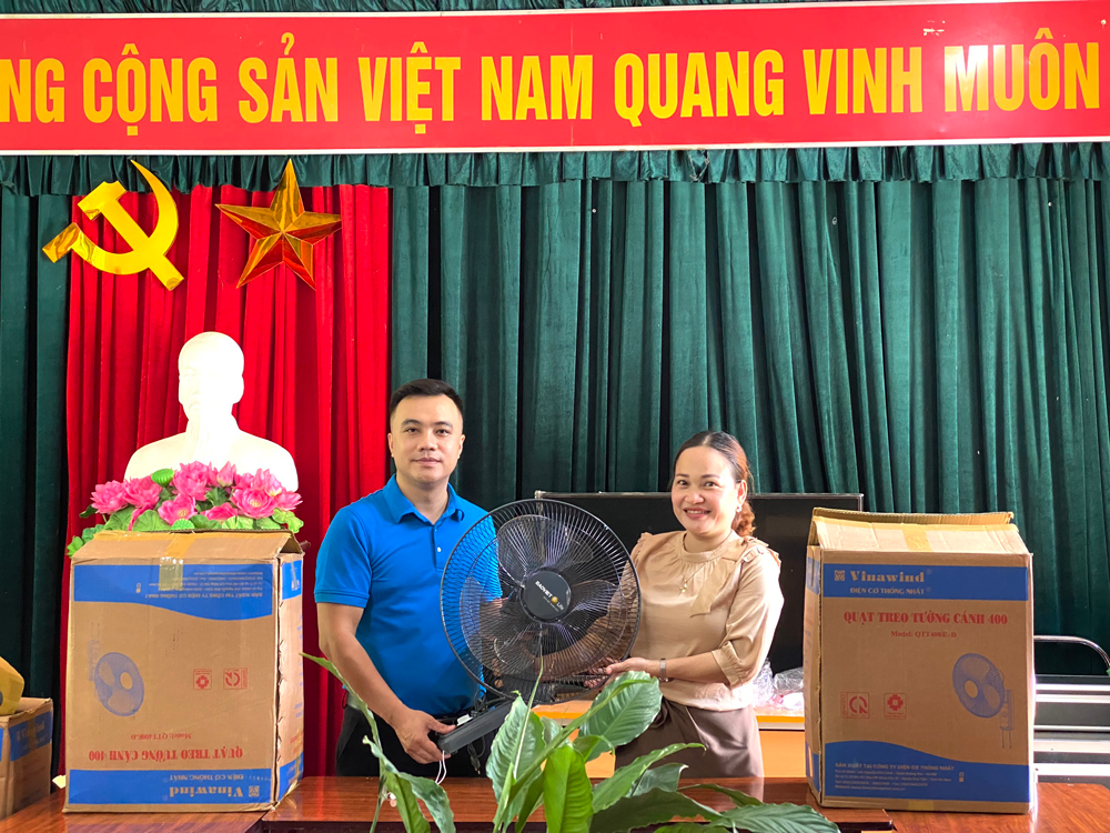 Bảo Việt Nhân thọ Cao Bằng trao tặng 10 chiếc quạt treo tường cho trường PTDTBT TH &THCS Quang Trung - Hòa An