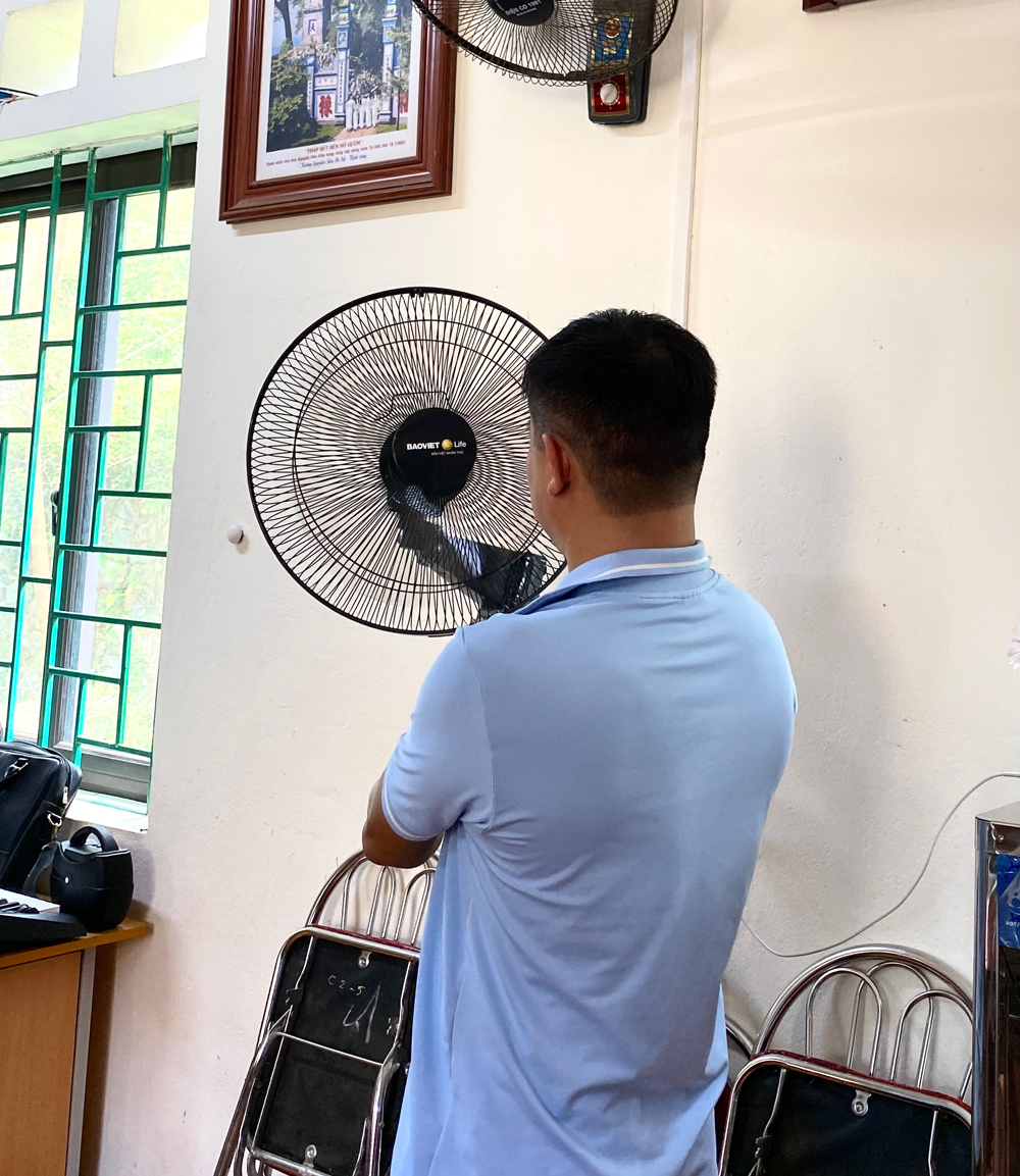 Bảo Việt Nhân thọ Cao Bằng trao tặng 10 chiếc quạt treo tường cho trường PTDTBT TH &THCS Quang Trung - Hòa An
