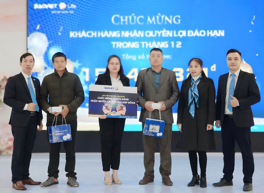 Bảo Việt Nhân thọ Cao Bằng chi trả quyền lợi bảo hiểm gần 1 tỷ đồng