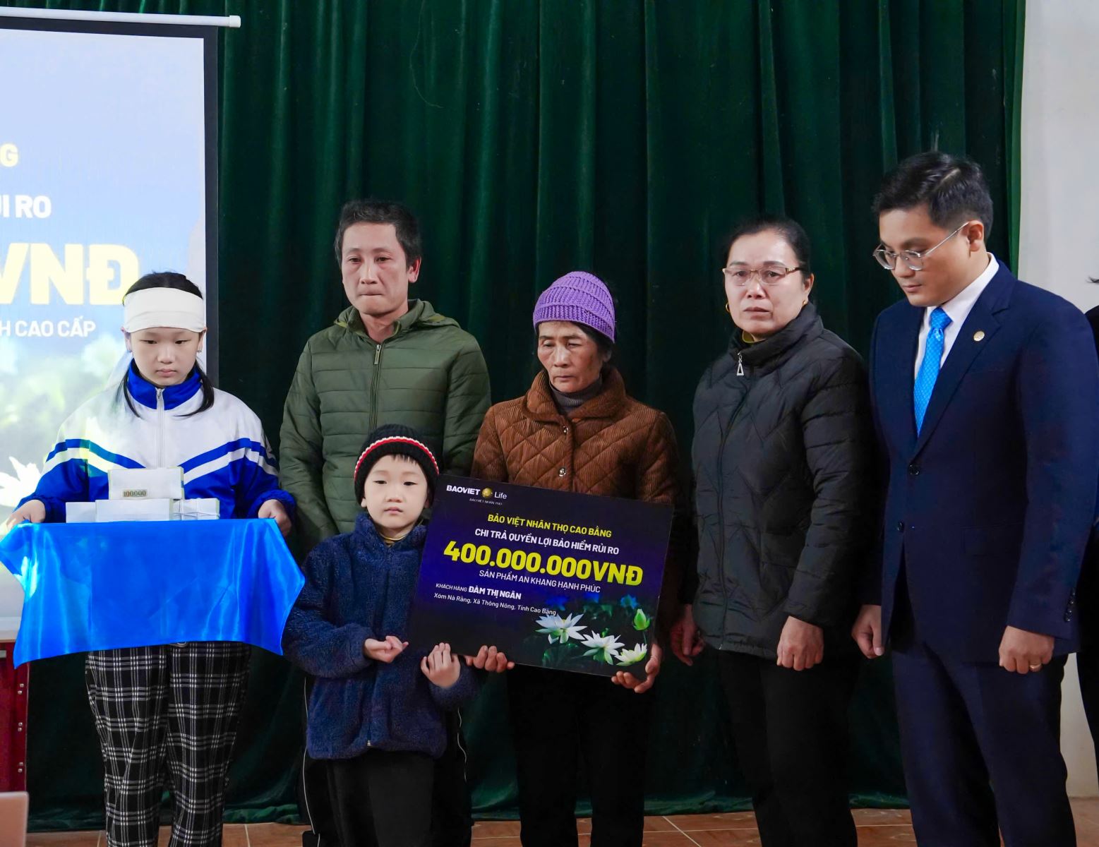 BVNT Cao Bằng chi trả quyền lợi bảo hiểm 400 triệu đồng tại xã Thông Nông
