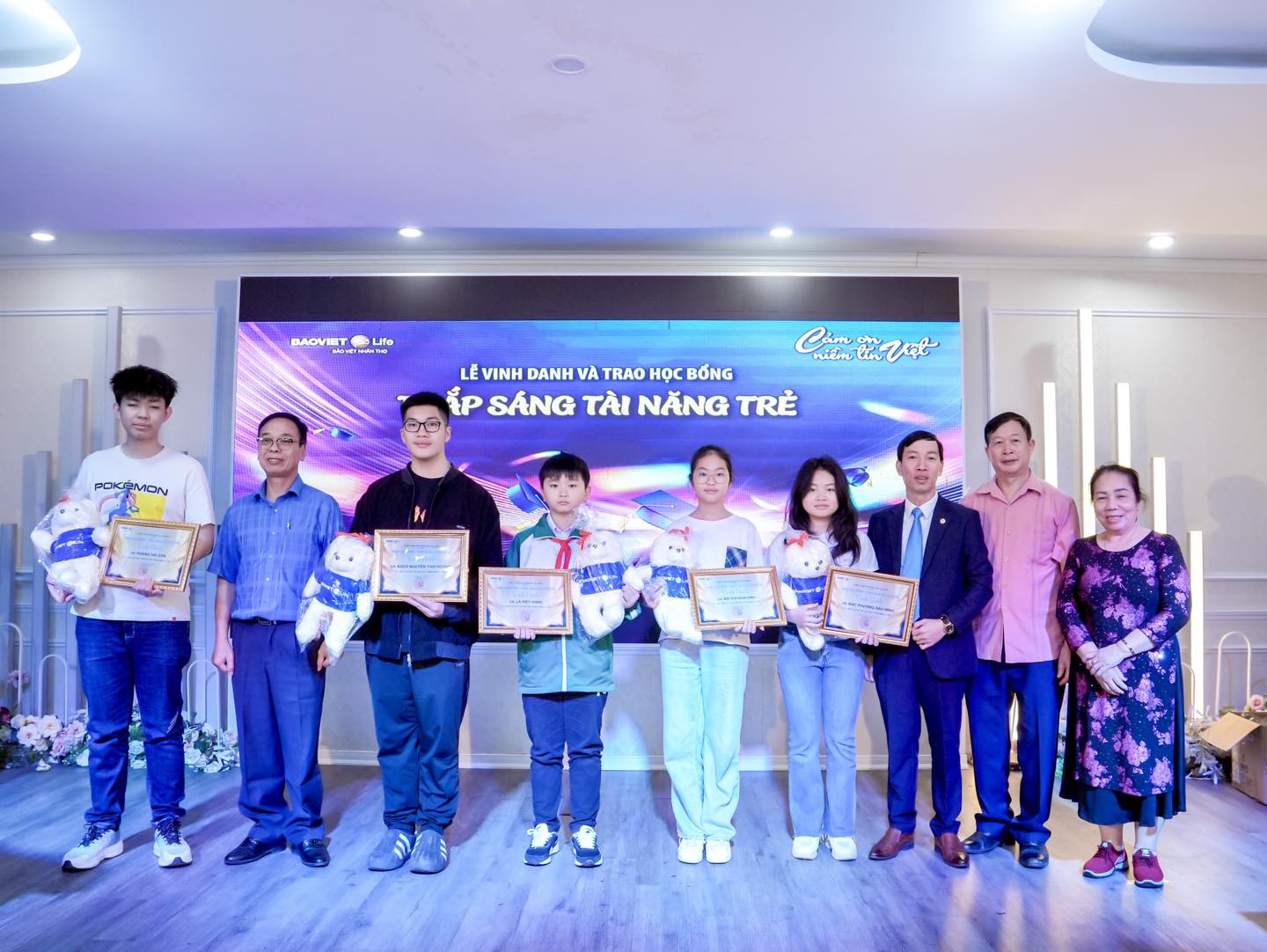 Bảo Việt Nhân thọ Cao Bằng trao học bổng "Thắp sáng tài năng trẻ" cho học sinh xuất sắc tại TP. Cao Bằng