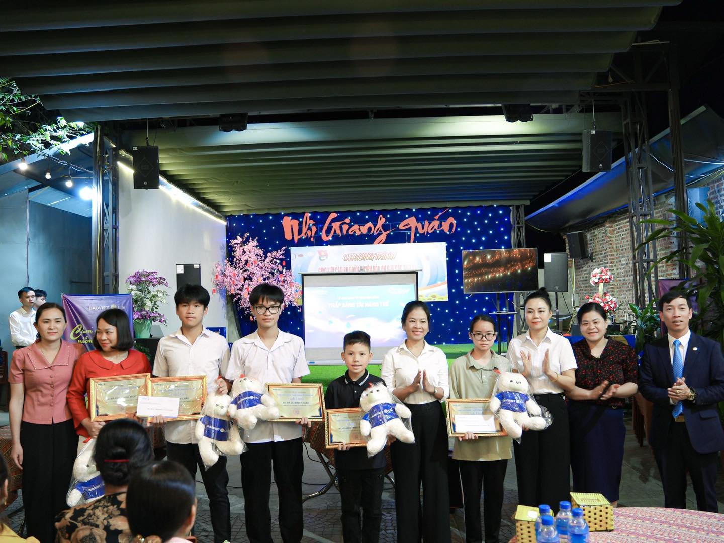Bảo Việt Nhân thọ Cao Bằng trao học bổng "Thắp sáng tài năng trẻ" cho học sinh xuất sắc tại Huyện Hòa An