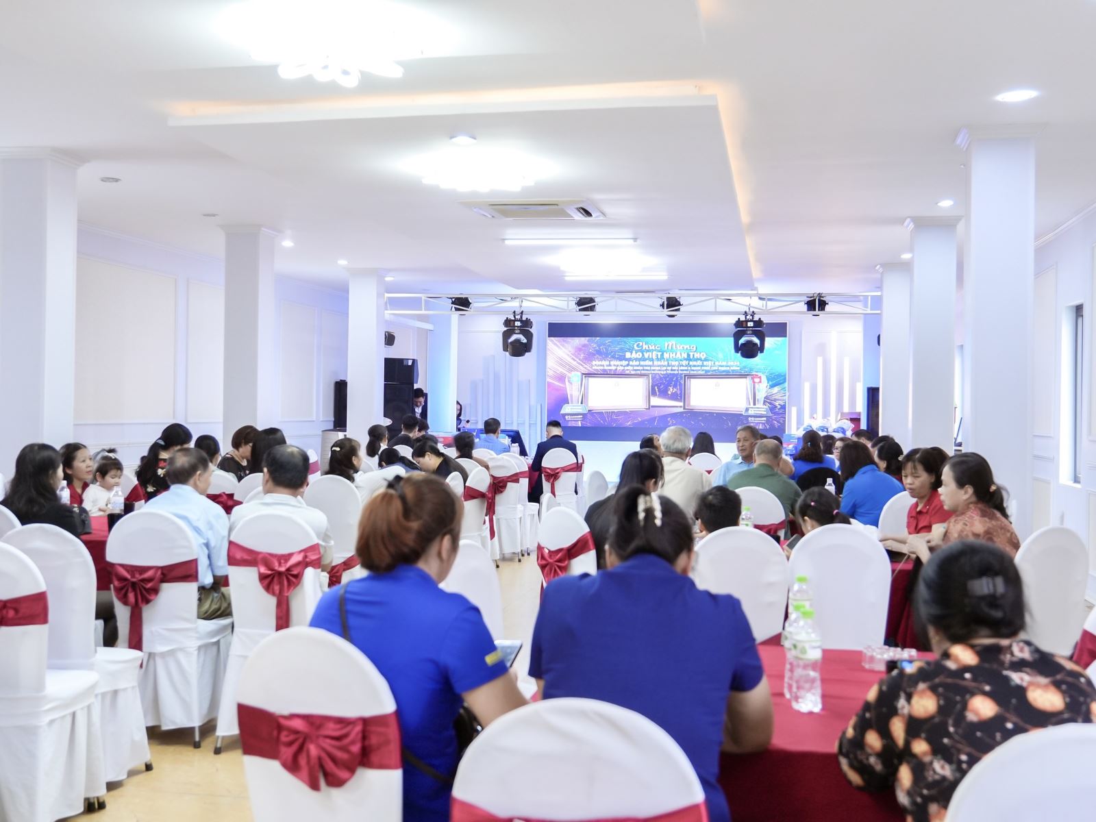 Toàn cảnh hội nghị Cảm ơn niềm tin Việt