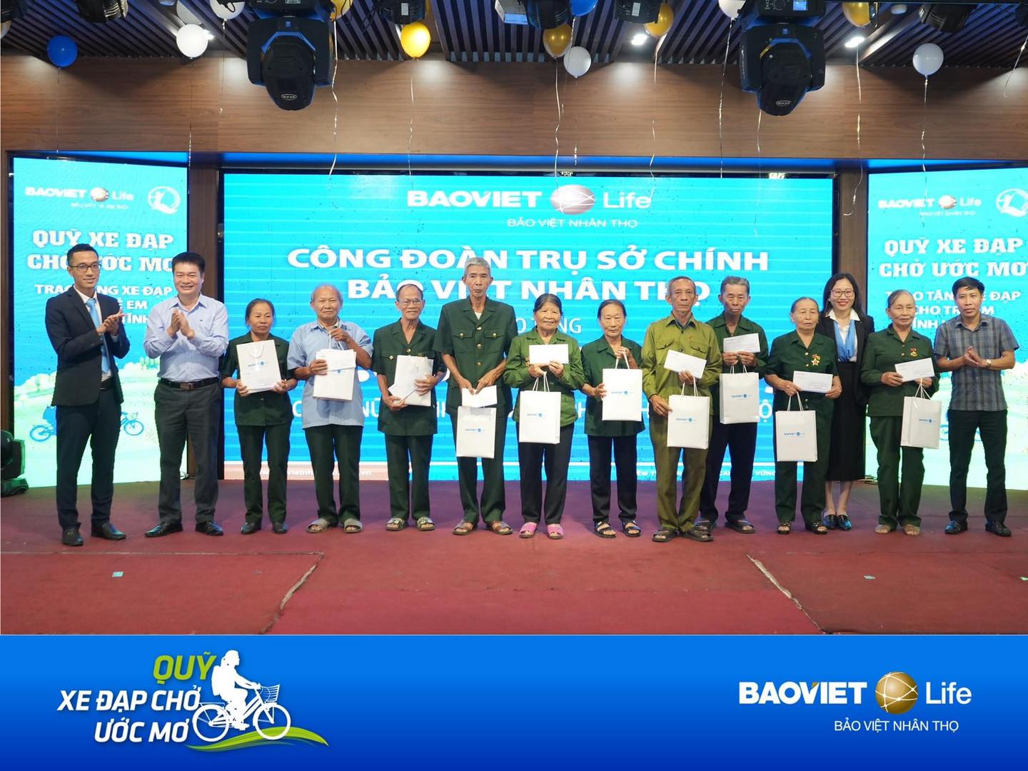 Bảo Việt Nhân thọ đã trao tặng những phần quà ý nghĩa tới các cụ là cựu thanh niên xung phong tại Hà Tĩnh