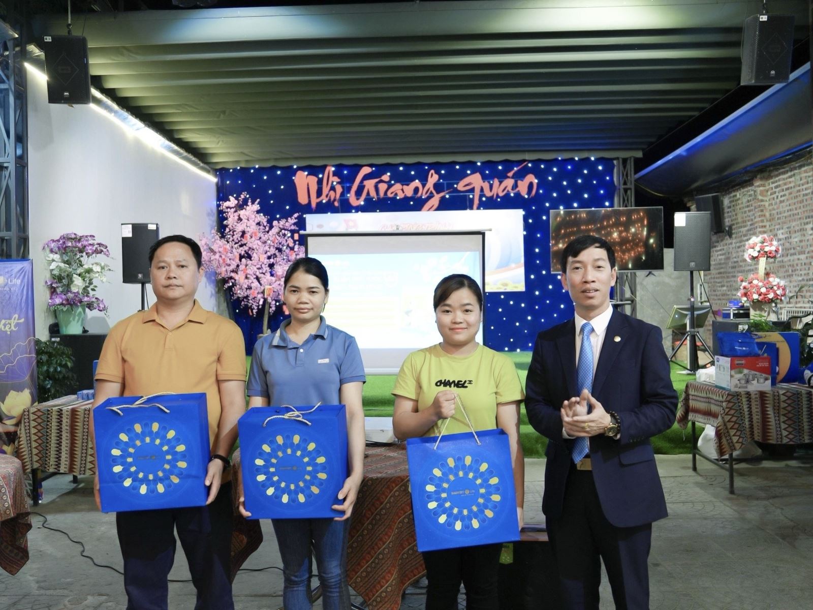 BVNT Cao Bằng Trao quà tặng CTKM "Xuân mới rước An - Tròn năm hạnh phúc" cho khách hàng may mắn