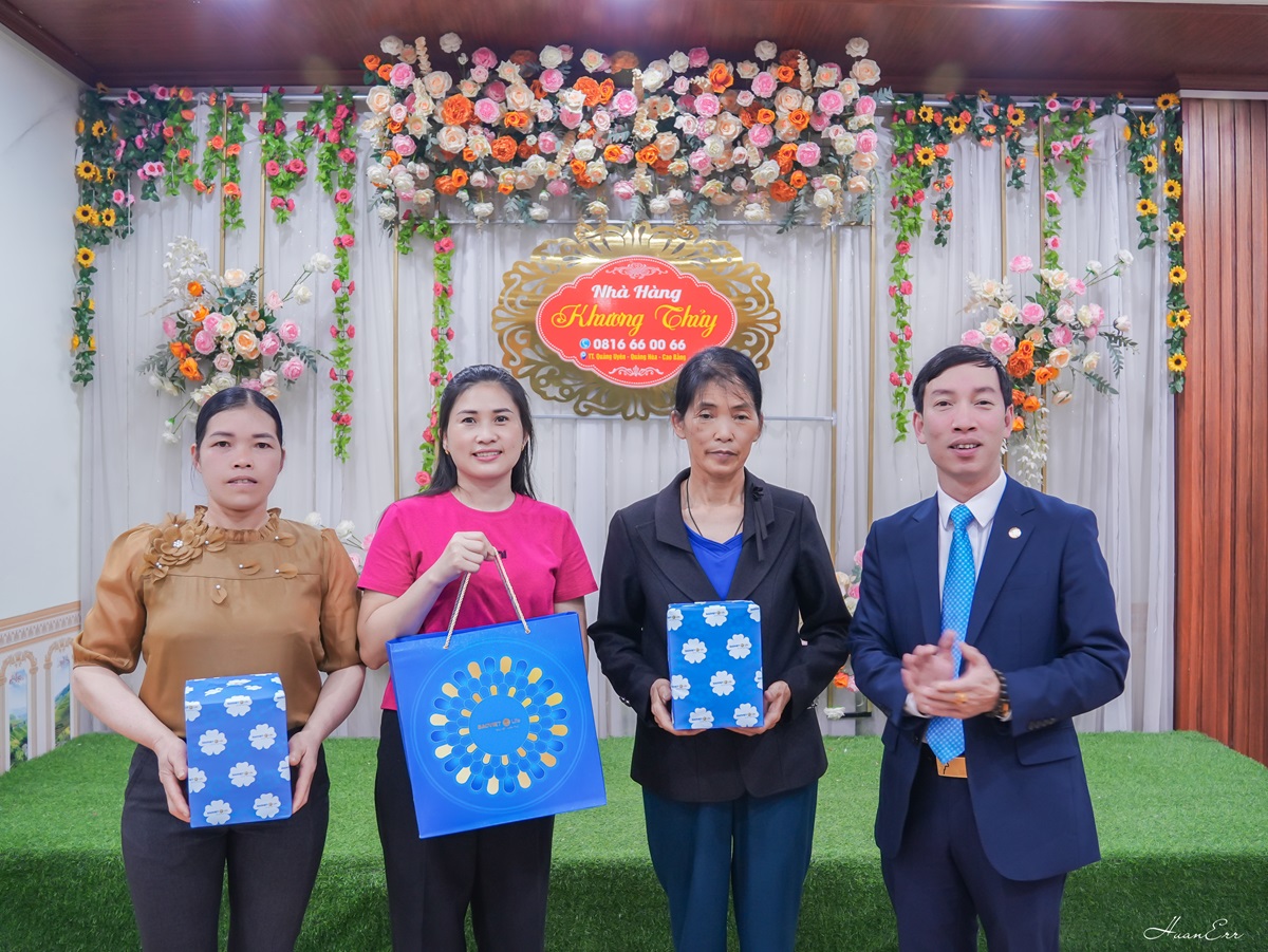 BVNT Cao Bằng Trao quà tặng CTKM "Xuân mới rước An - Tròn năm hạnh phúc" cho khách hàng may mắn