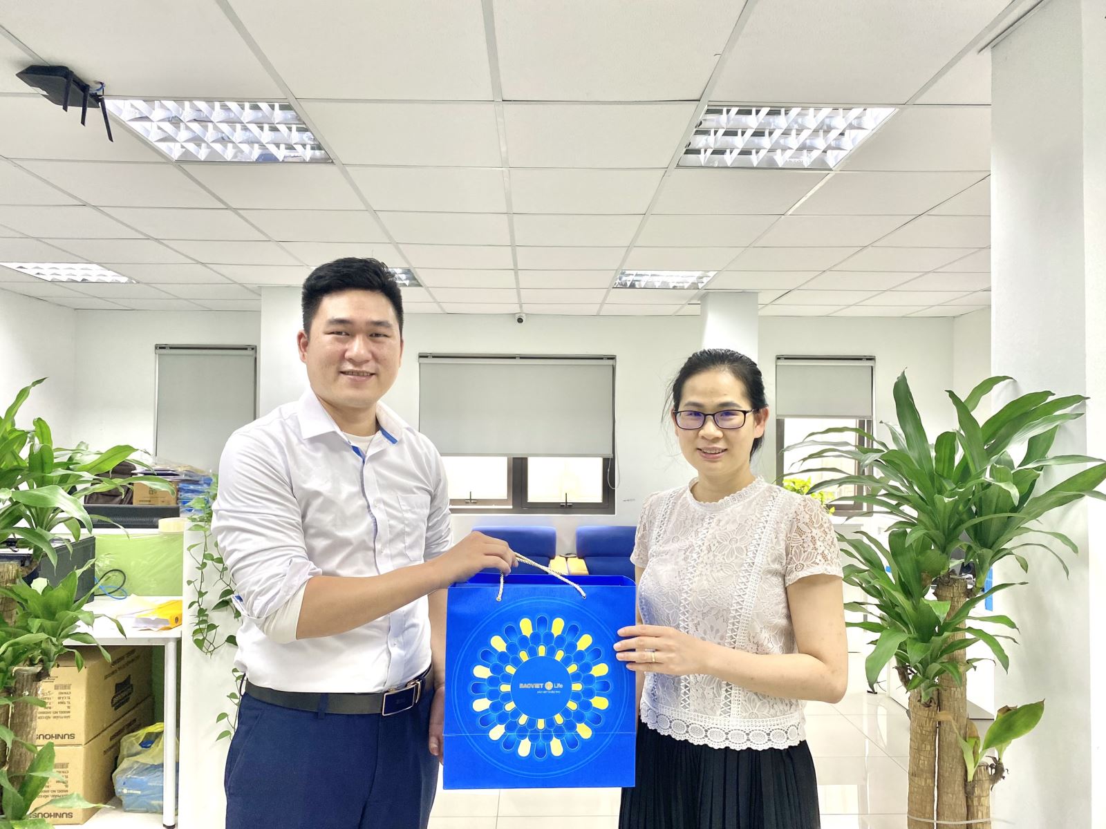 BVNT Cao Bằng Trao quà tặng CTKM "Xuân mới rước An - Tròn năm hạnh phúc" cho khách hàng may mắn