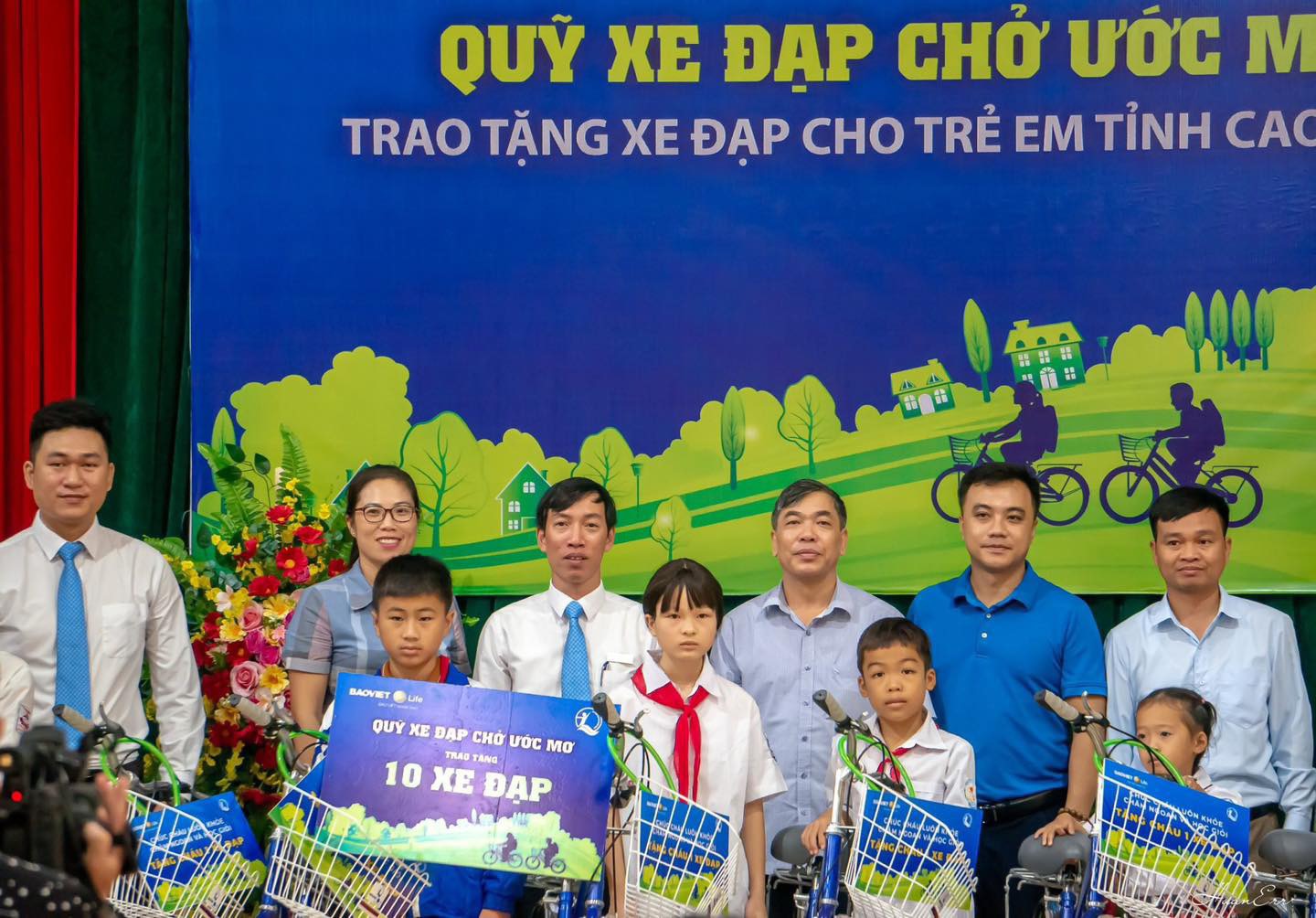 Bảo Việt Nhân thọ Cao Bằng trao học bổng "Quỹ xe đạp chở ước mơ" cho 10 học sinh vượt khó tại huyện quảng Hòa