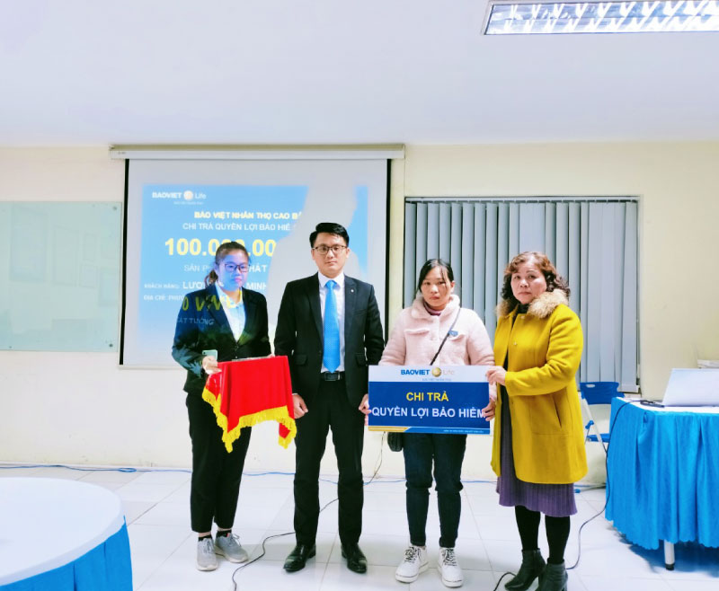 Bảo Việt Nhân thọ Cao Bằng chi trả 100 triệu đồng quyền lợi bảo hiểm cho gia đình khách hàng tại Sông Hiến