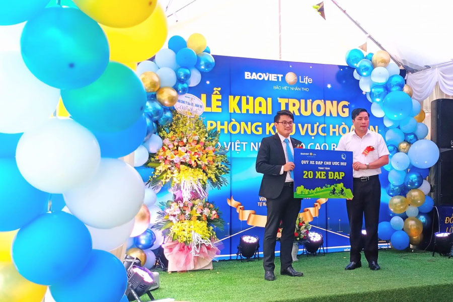 Bảo Việt Nhân thọ Cao Bằng trao tặng 20 suất học bổng cho học sinh giỏi vượt khó trên địa bàn huyện Hòa An