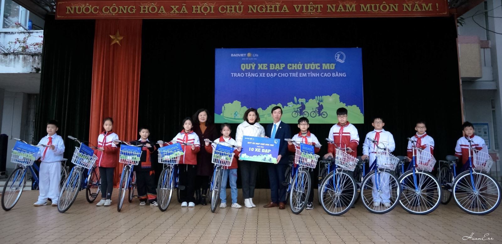 Ông Nguyễn Đức Hạnh giám đốc BVNT Cao Bằng trao tặng 10 chiếc xe đạp cho các em học sinh