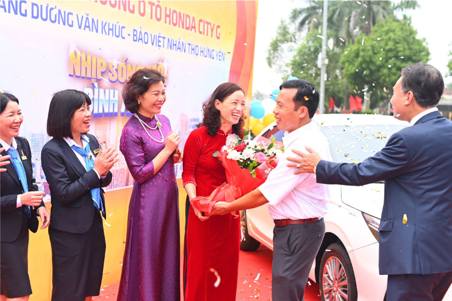 Bảo Việt Nhân thọ chúc mừng khách hàng Dương Văn Khúc trúng giải ô tô khi tham gia bảo hiểm nhân thọ