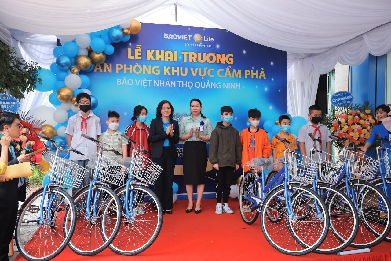 Bảo Việt Nhân thọ trao tặng nhiều suất học bổng từ "Quỹ xe đạp chở ước mơ" tại lễ khai trương VPKV Cẩm Phả