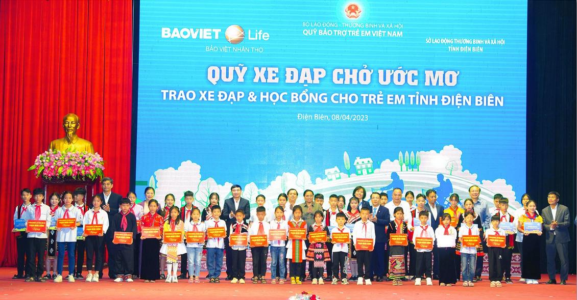 Bảo Việt Nhân thọ trao học bổng cho học sinh hiếu học vùng cao Điện Biên