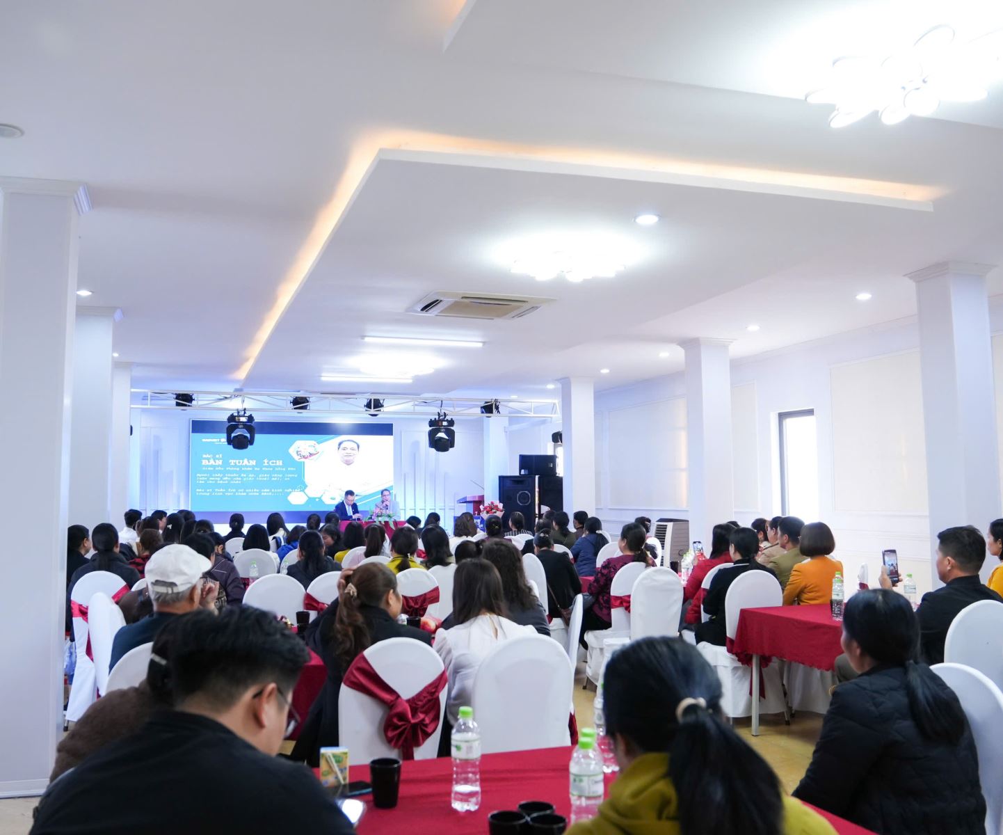 Chung tay Thăm khám và Tư vấn sức khỏe cho khách hàng