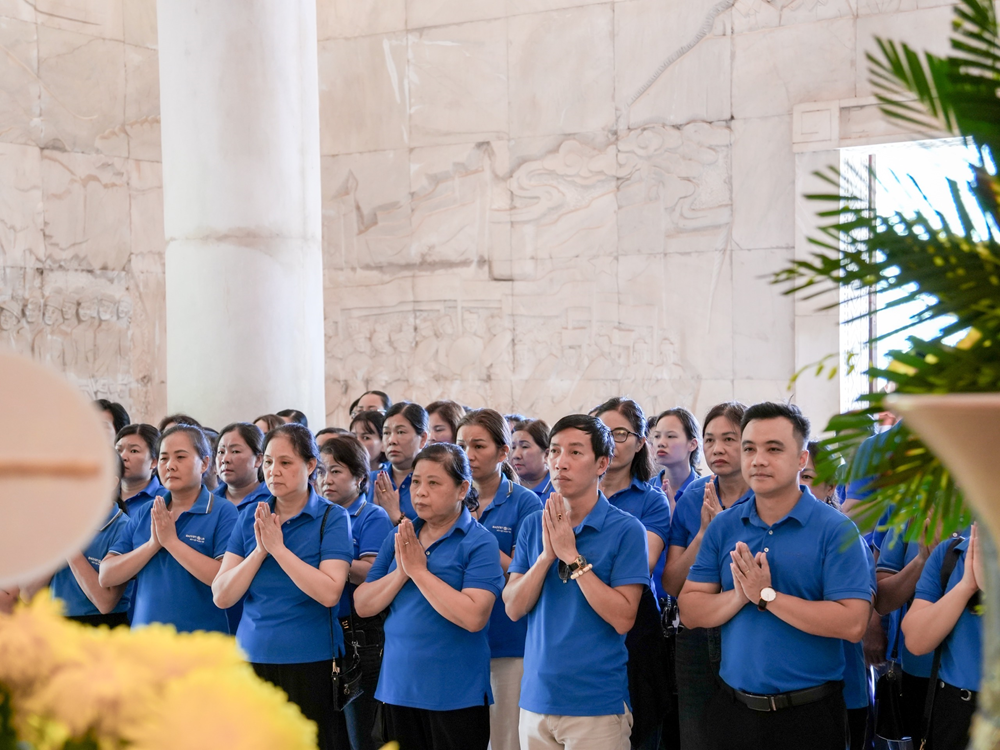 Bảo Việt Nhân thọ Cao Bằng dâng hương tại đền thờ Chủ tịch Hồ Chí Minh