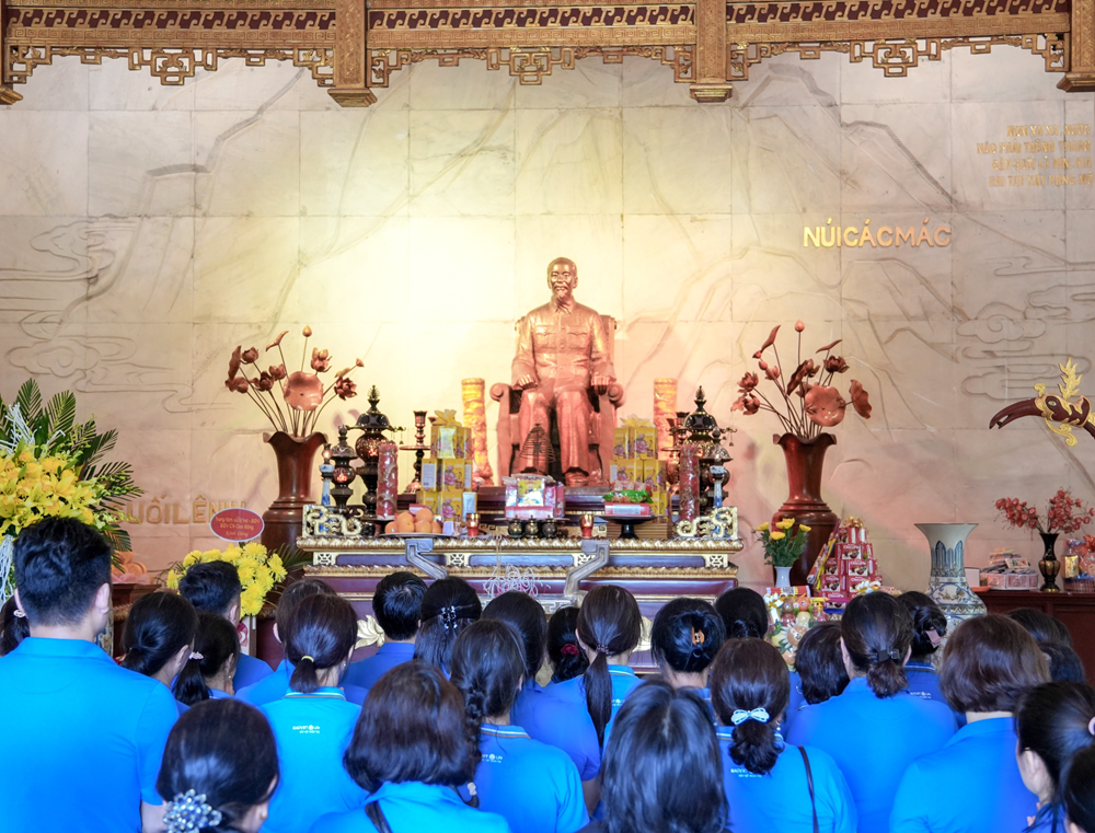 Bảo Việt Nhân thọ Cao Bằng dâng hương tại đền thờ Chủ tịch Hồ Chí Minh