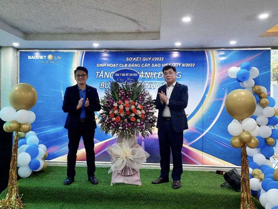 Lãnh đạo công ty Bảo hiểm Bảo Việt tặng hoa chúc mừng sự kiện sinh hoạt CLB Đẳng Cấp của Bảo Việt Nhân thọ Cao Bằng