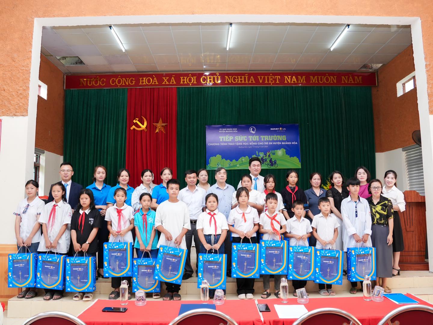Bảo Việt Nhân thọ Cao Bằng trao học bổng Tiếp Sức Tới Trường