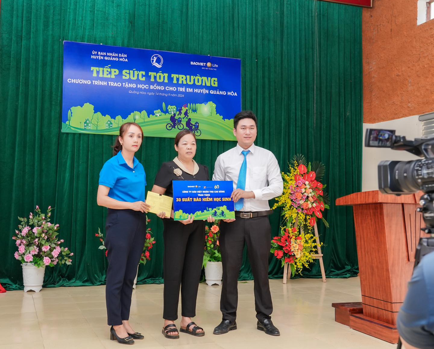 Bảo Việt Nhân thọ Cao Bằng trao học bổng Tiếp Sức Tới Trường