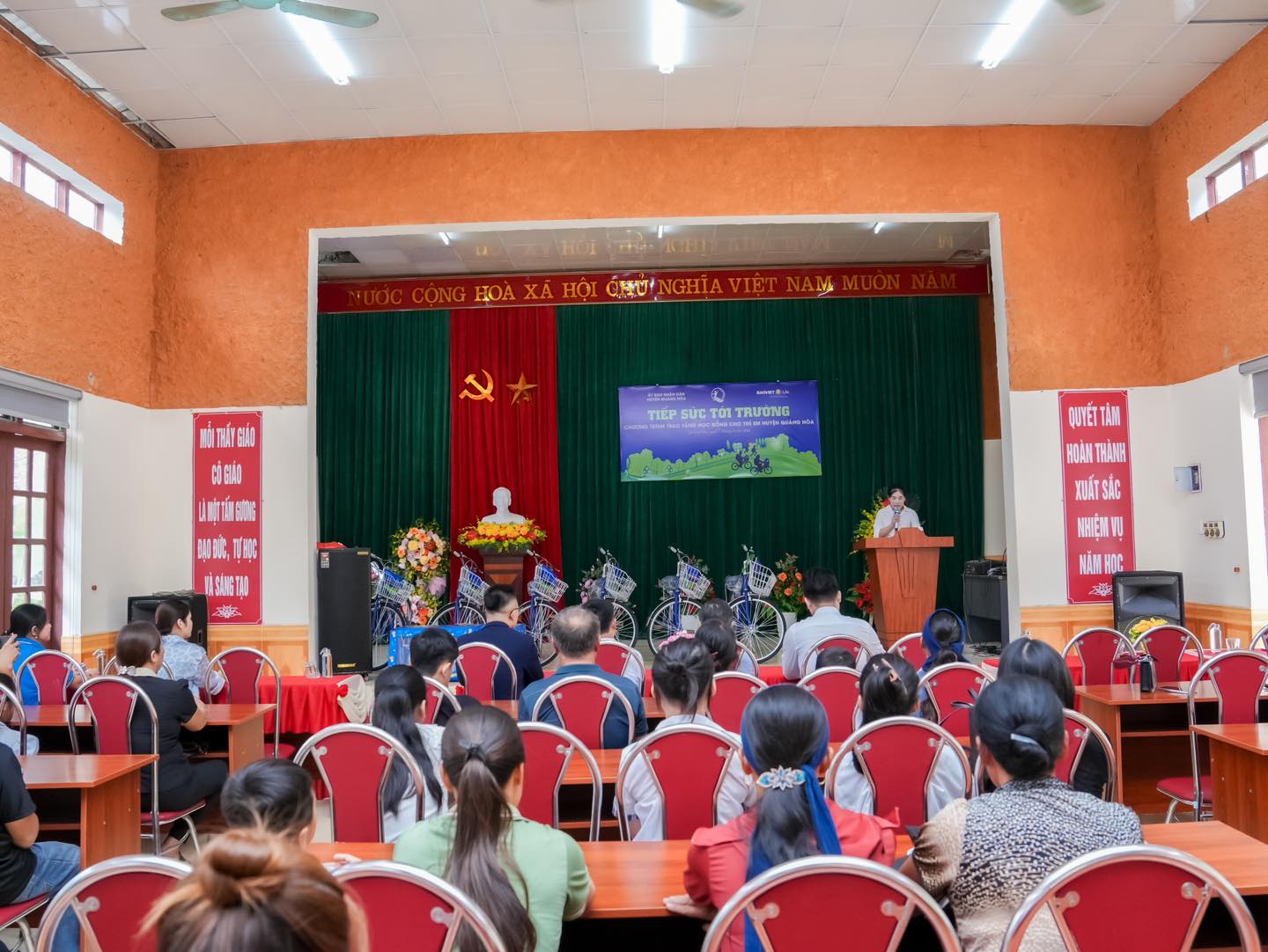 Bảo Việt Nhân thọ Cao Bằng trao học bổng Tiếp Sức Tới Trường