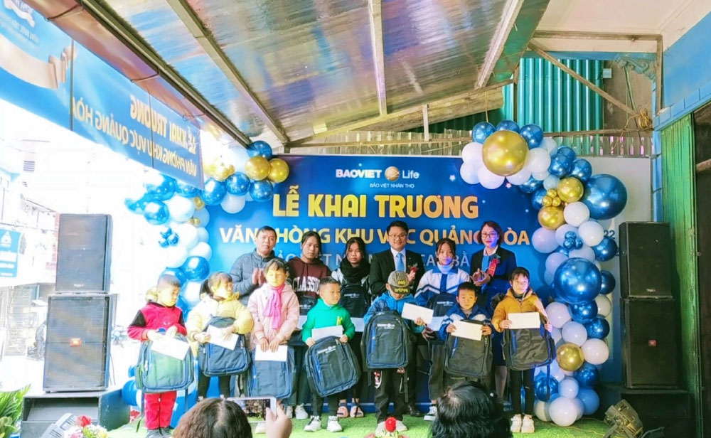 Bảo Việt Nhân thọ Cao Bằng trao tặng 20 xuất học bổng