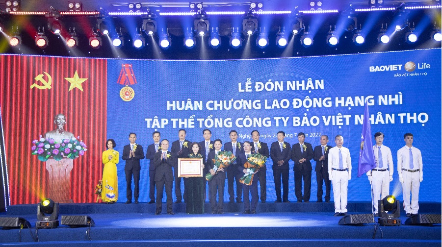 Tổng Công ty Bảo Việt Nhân thọ vinh dự đón nhận Huân chương lao động hạng Nhì