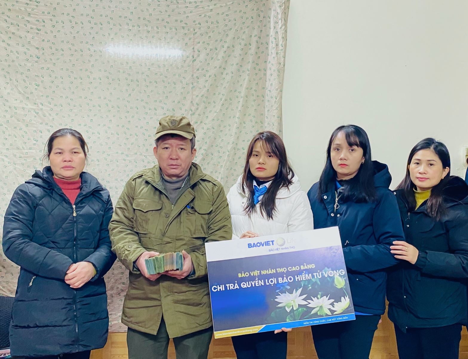 Bảo Việt Nhân thọ Cao Bằng chi trả 300 triệu đồng quyền lợi bảo hiểm cho gia đình khách hàng tại Quảng Uyên