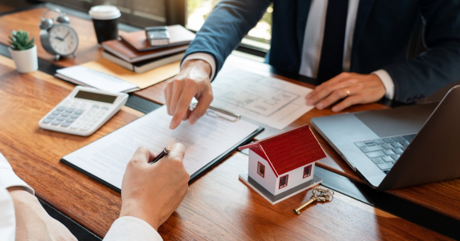 Có nên chấm dứt hợp đồng bảo hiểm nhân thọ khi gặp khó khăn?
