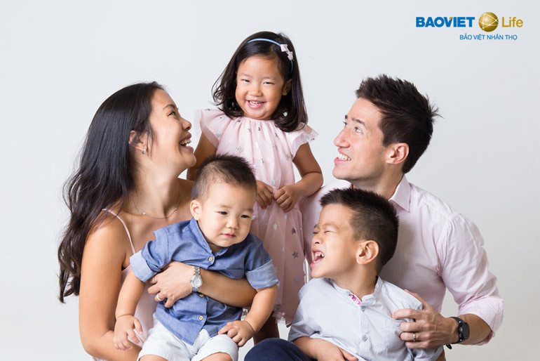 Gia đình an tâm và thoải mái tận hưởng với cuộc sống có bảo hiểm nhân thọ bảo vệ và chăm lo